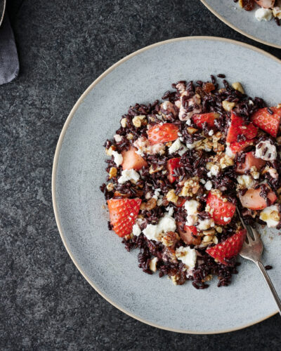 Black_rice_salad_with_strawberries_and_feta_ID594686_landscape