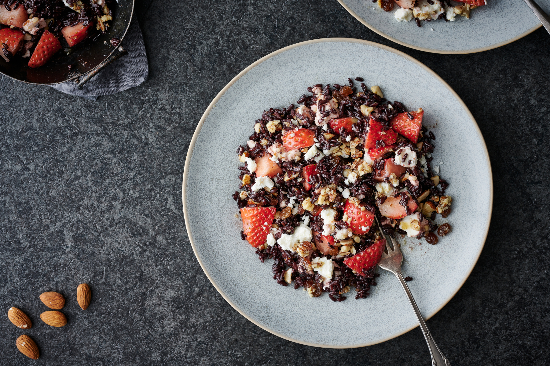 Black_rice_salad_with_strawberries_and_feta_ID594686_landscape